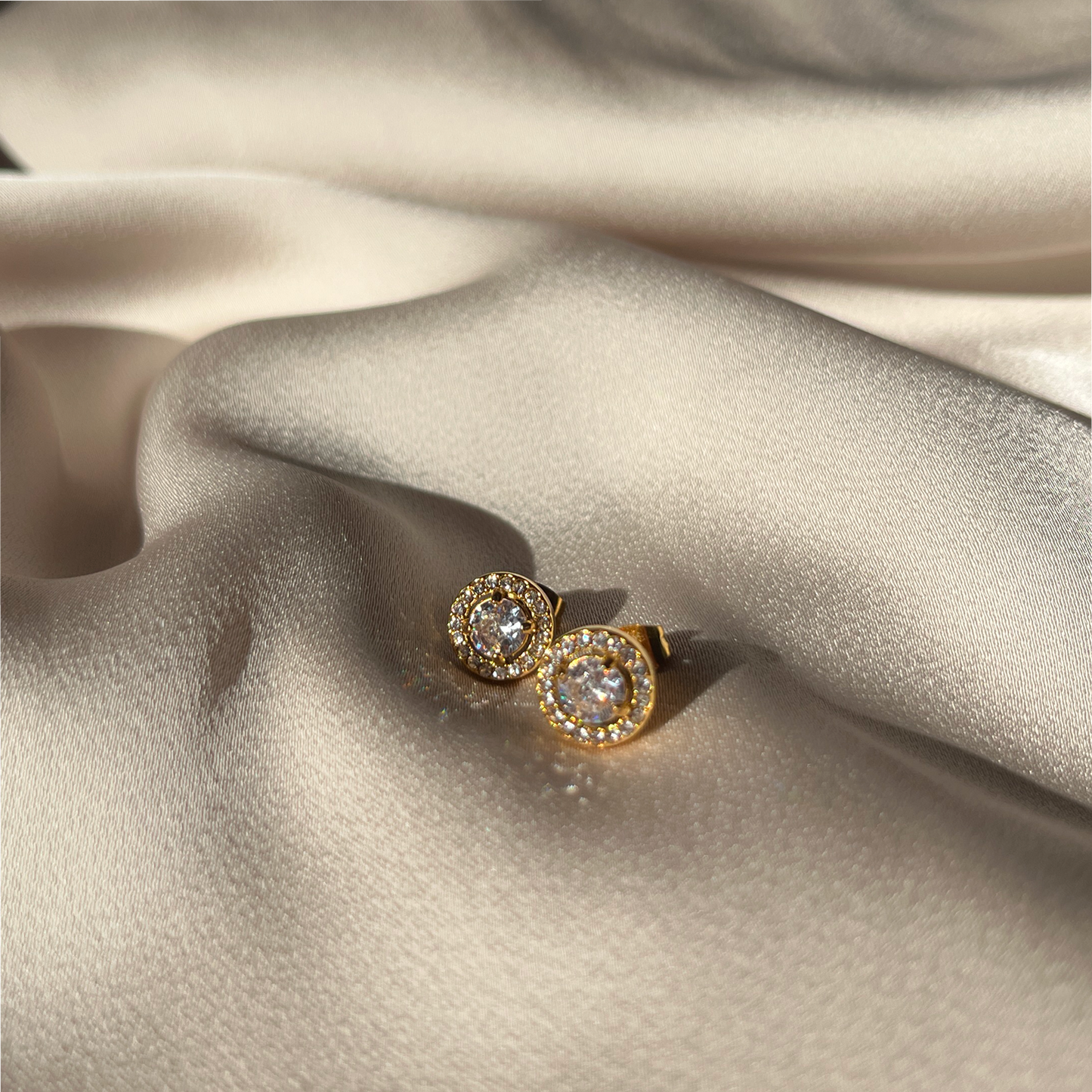 Runde Ohrstecker mit Pave-Rand