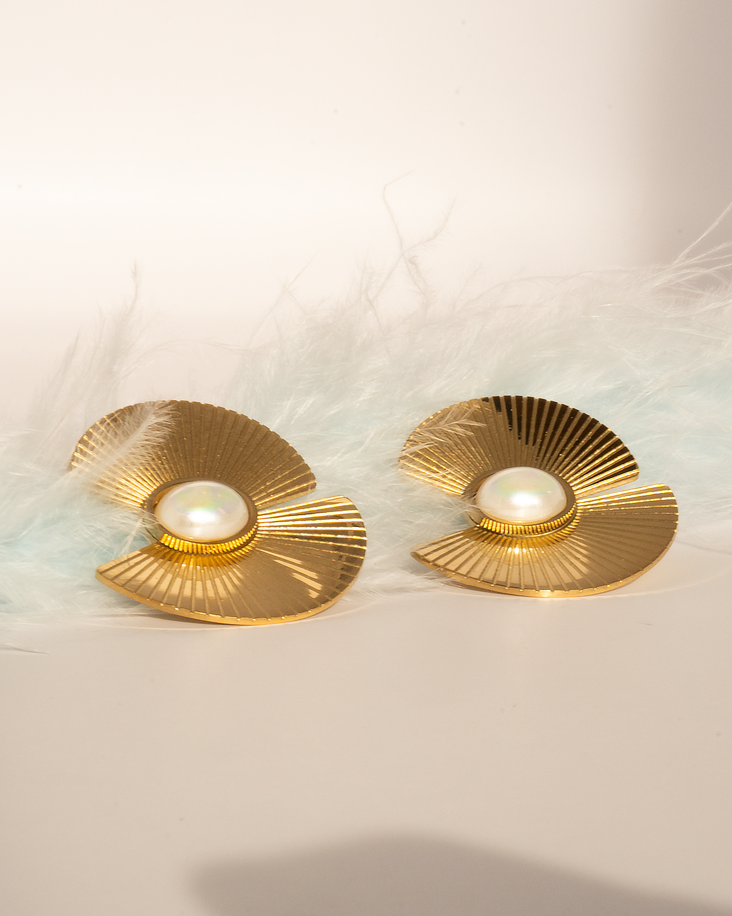 Сережки з мерехтливими перлинами