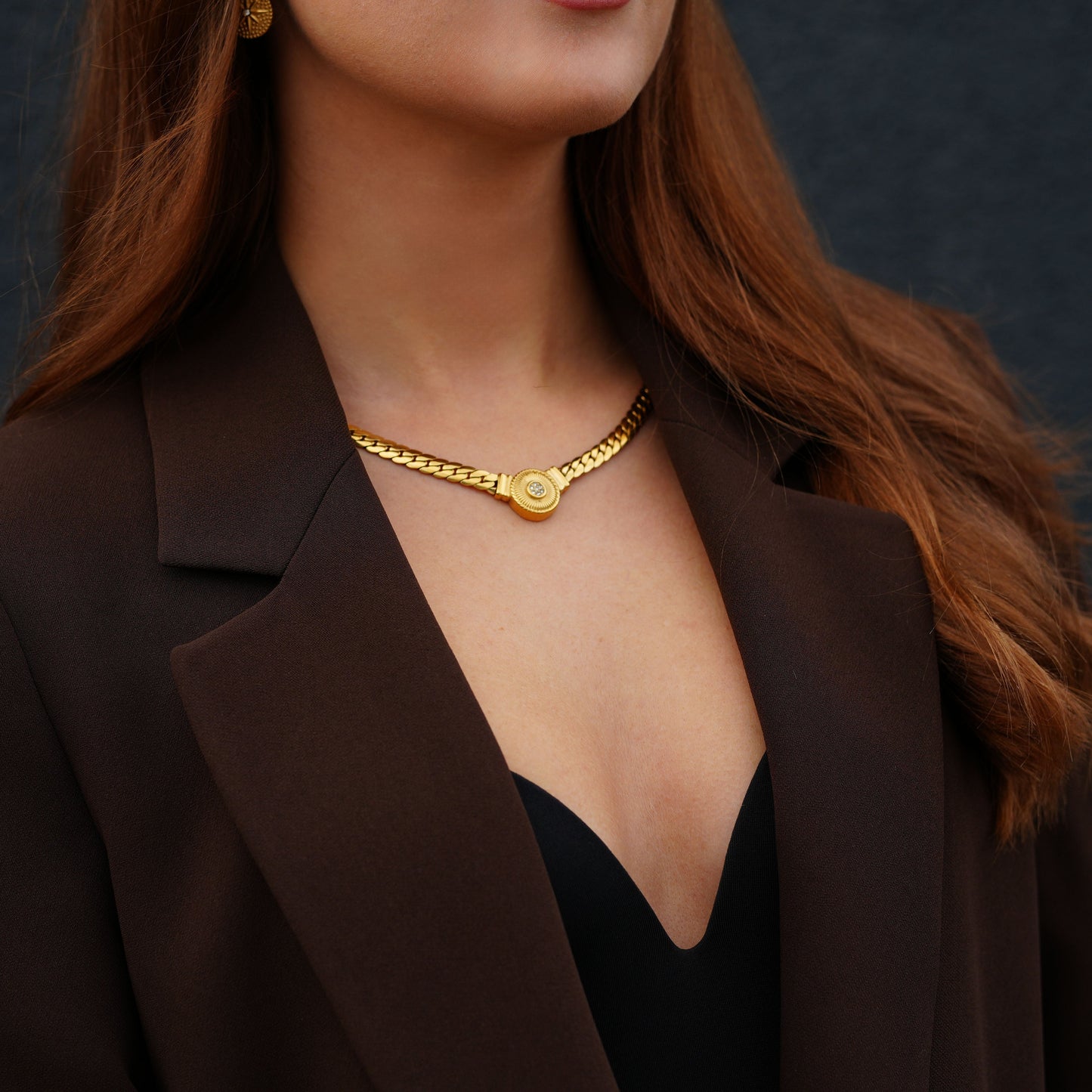 Stilvolle Halskette mit funkelnden Steinen