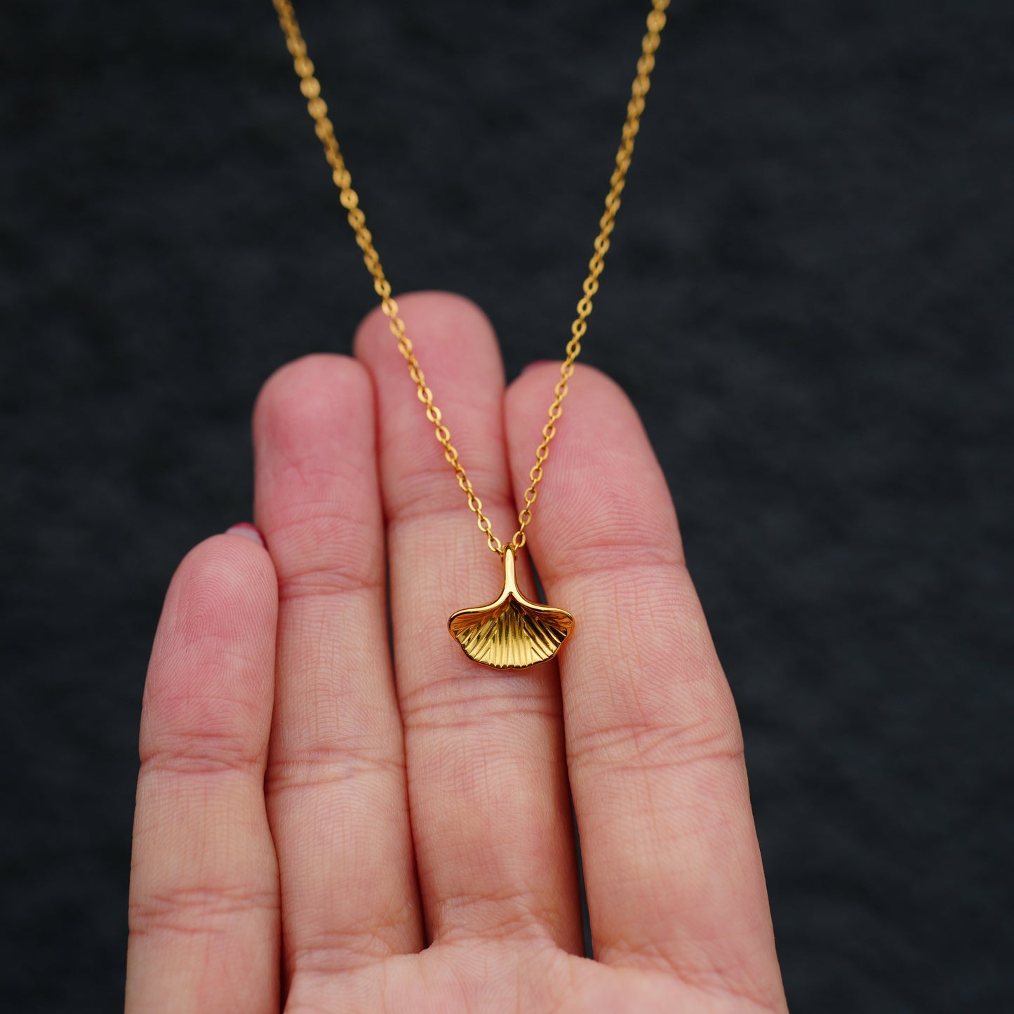 Halskette mit Anhänger in Form eines Ginkgo-Blattes