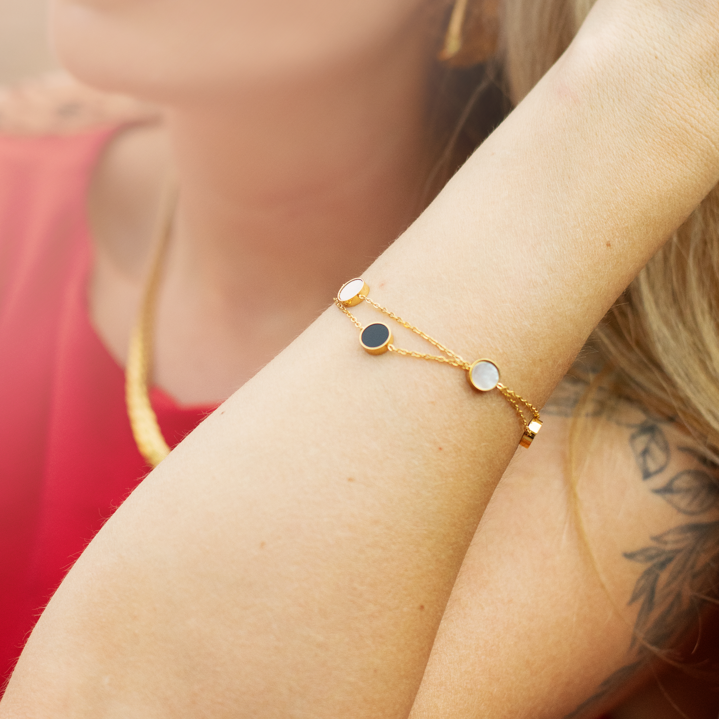 Armband mit schwarz-weißen Perlmutt-Plättchen