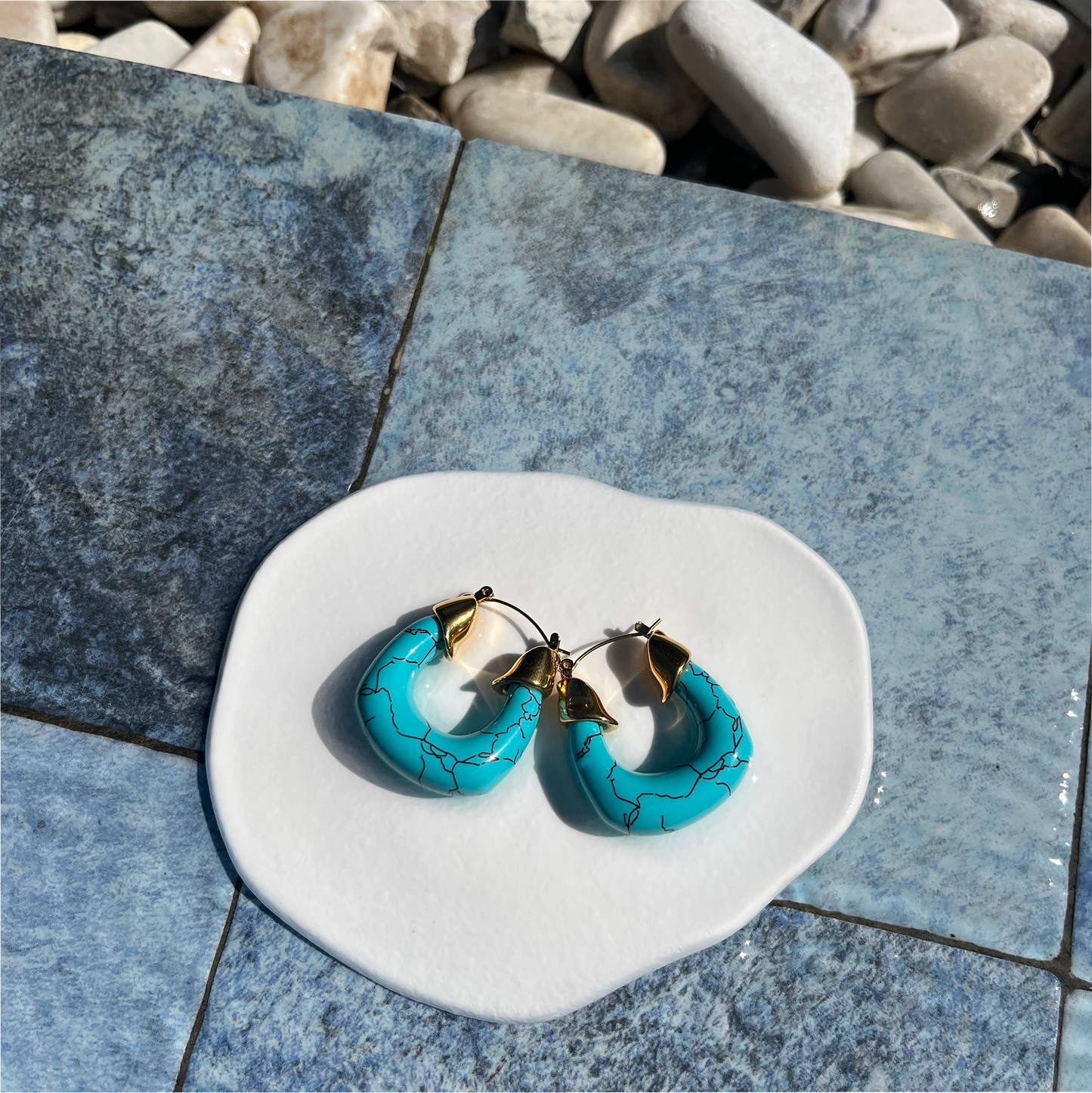 Türkis Creolen mit goldenen Kappen