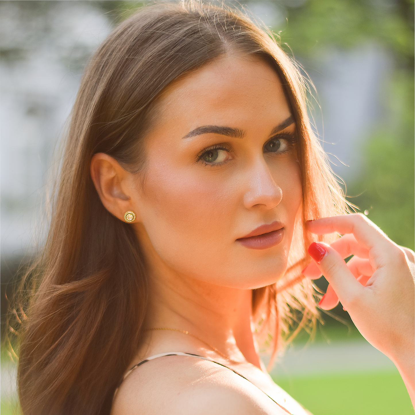 Runde Ohrstecker mit Pave-Rand