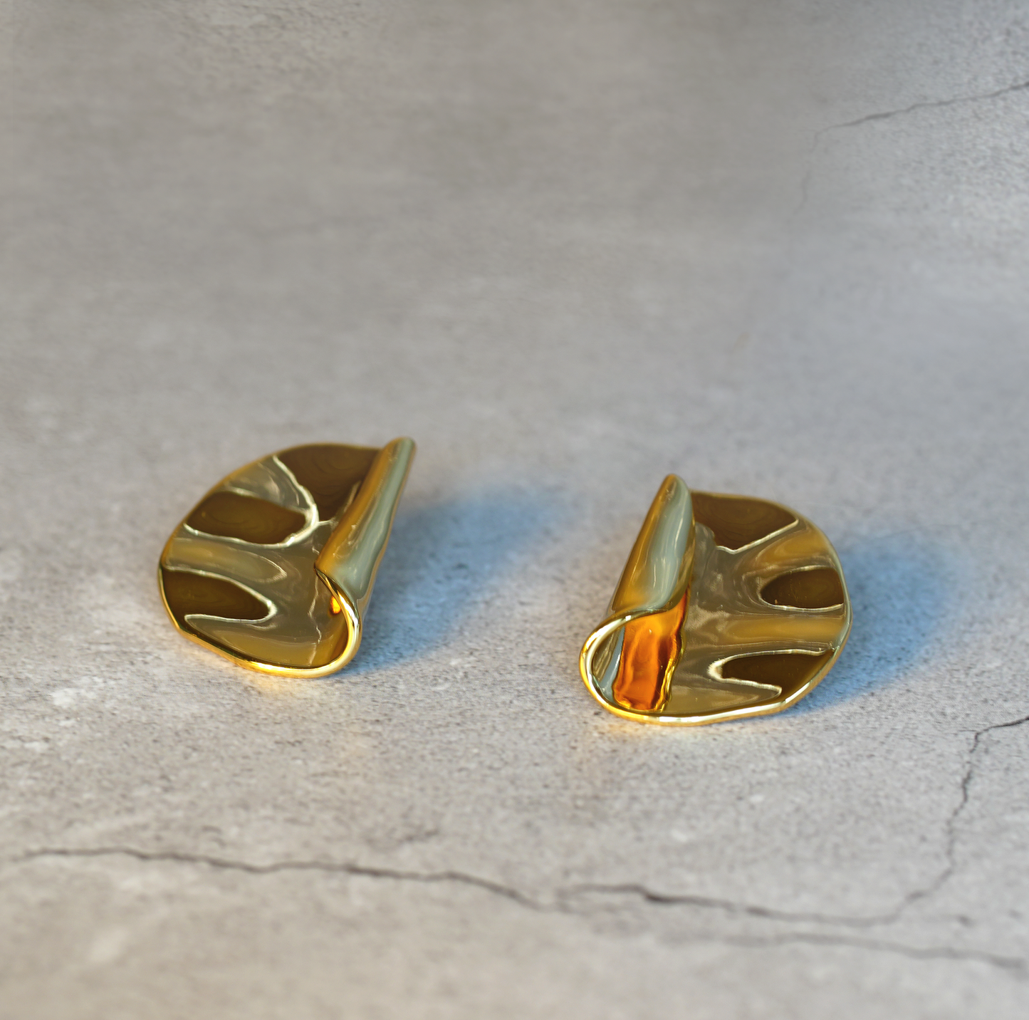 Skulpturale Ohrstecker mit gedrehter Oberfläche