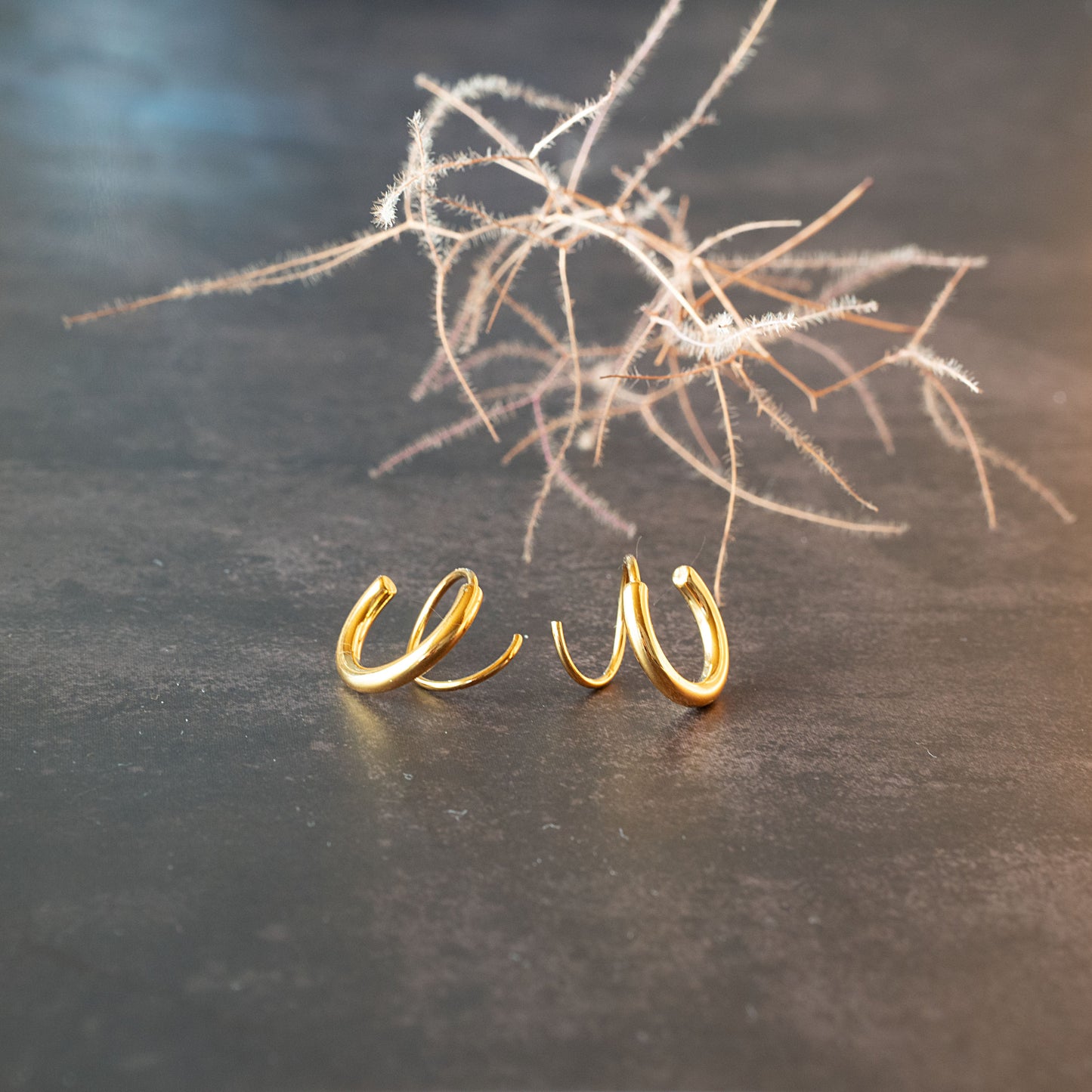 Verknotete, zarte zweireihige Creolen