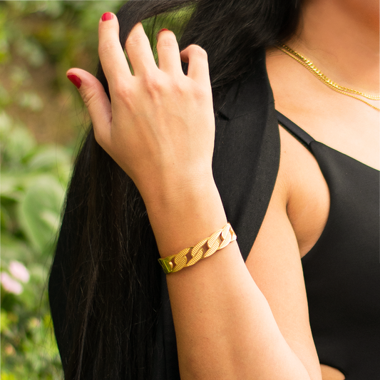 Stilvoller Armreif im markanten Design