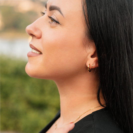 Verknotete, zarte zweireihige Creolen