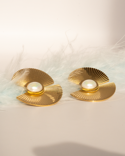 Сережки з мерехтливими перлинами