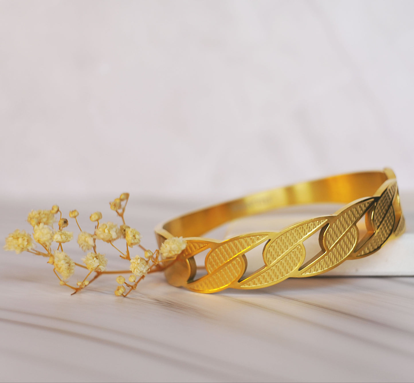 Stilvoller Armreif im markanten Design