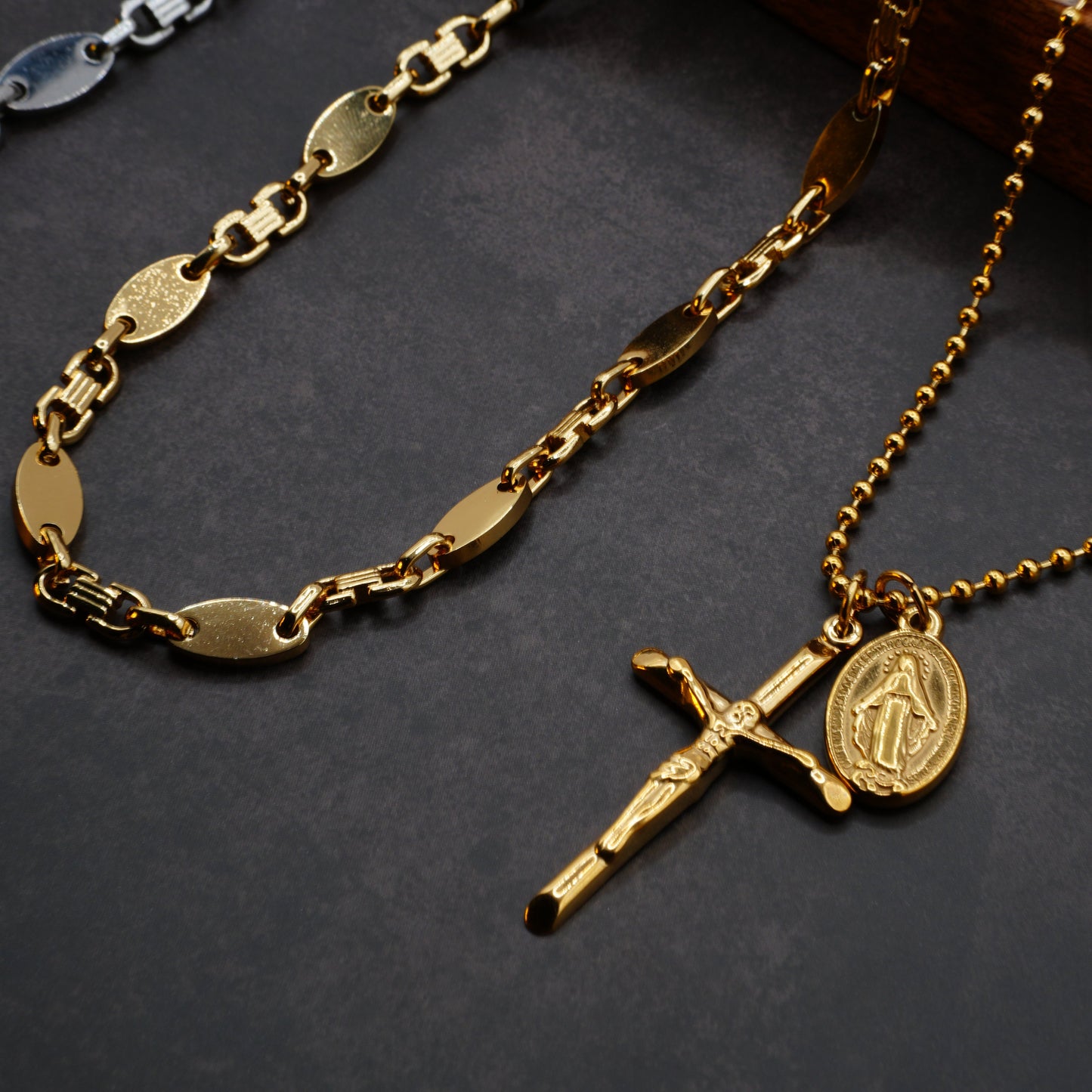 Moderne Plattenkette in Gold