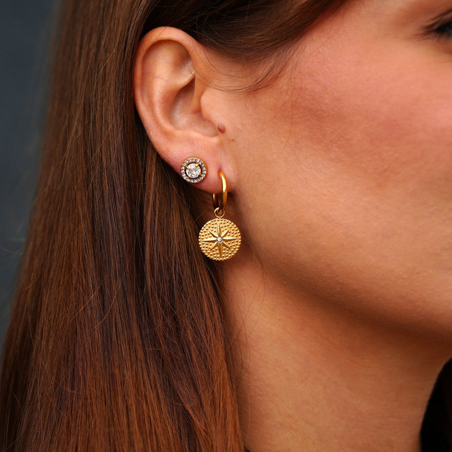 Vergoldete Creolen mit Kompass-Medaillon