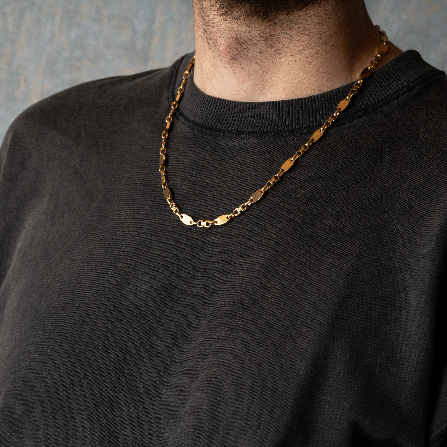 Moderne Plattenkette in Gold