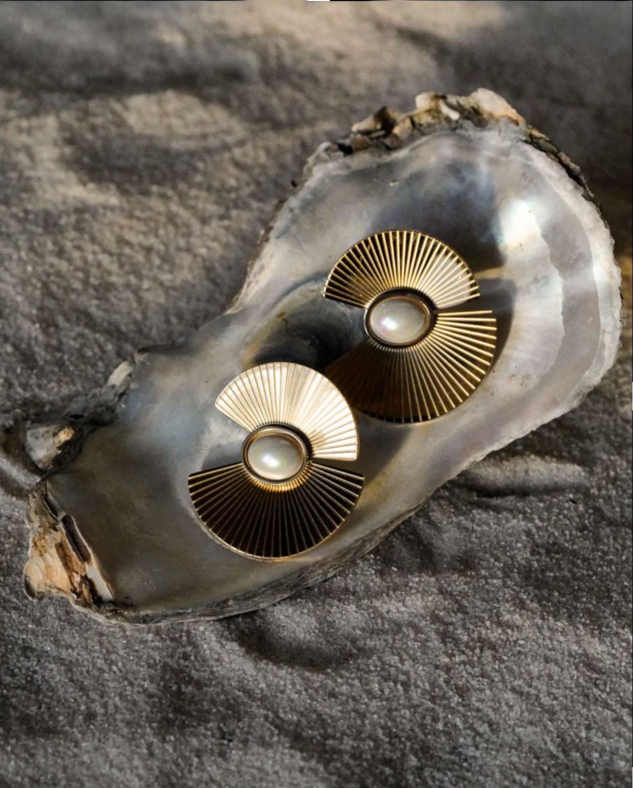 Сережки з мерехтливими перлинами