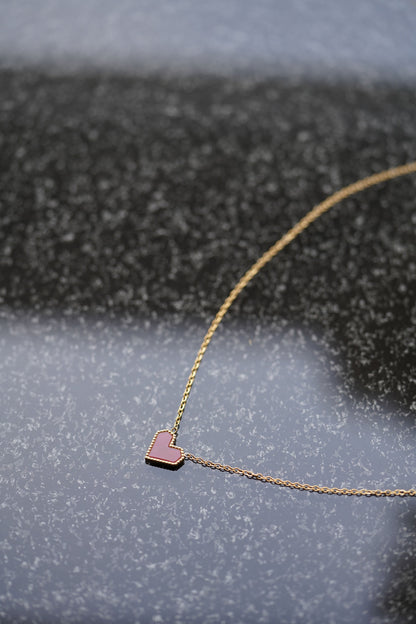 Zarte Halskette mit rotem Herzanhänger