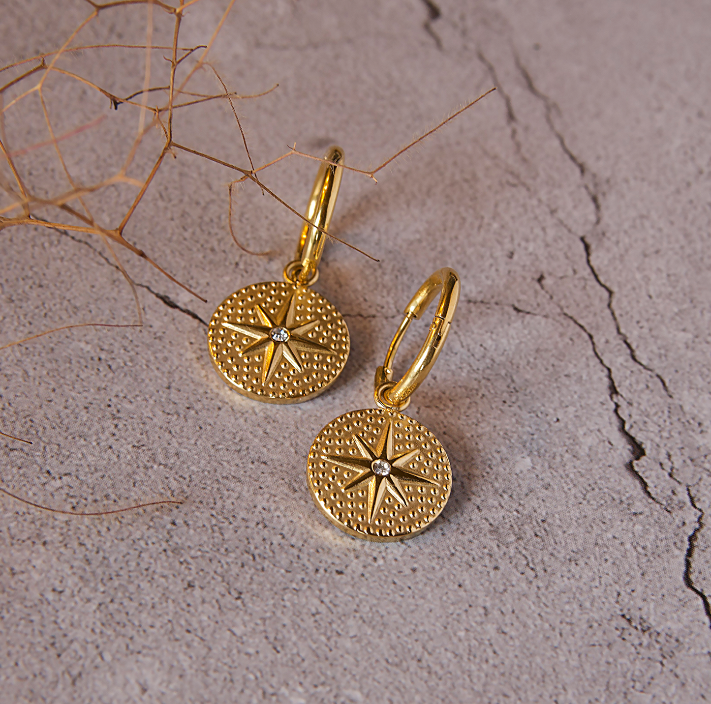 Vergoldete Creolen mit Kompass-Medaillon