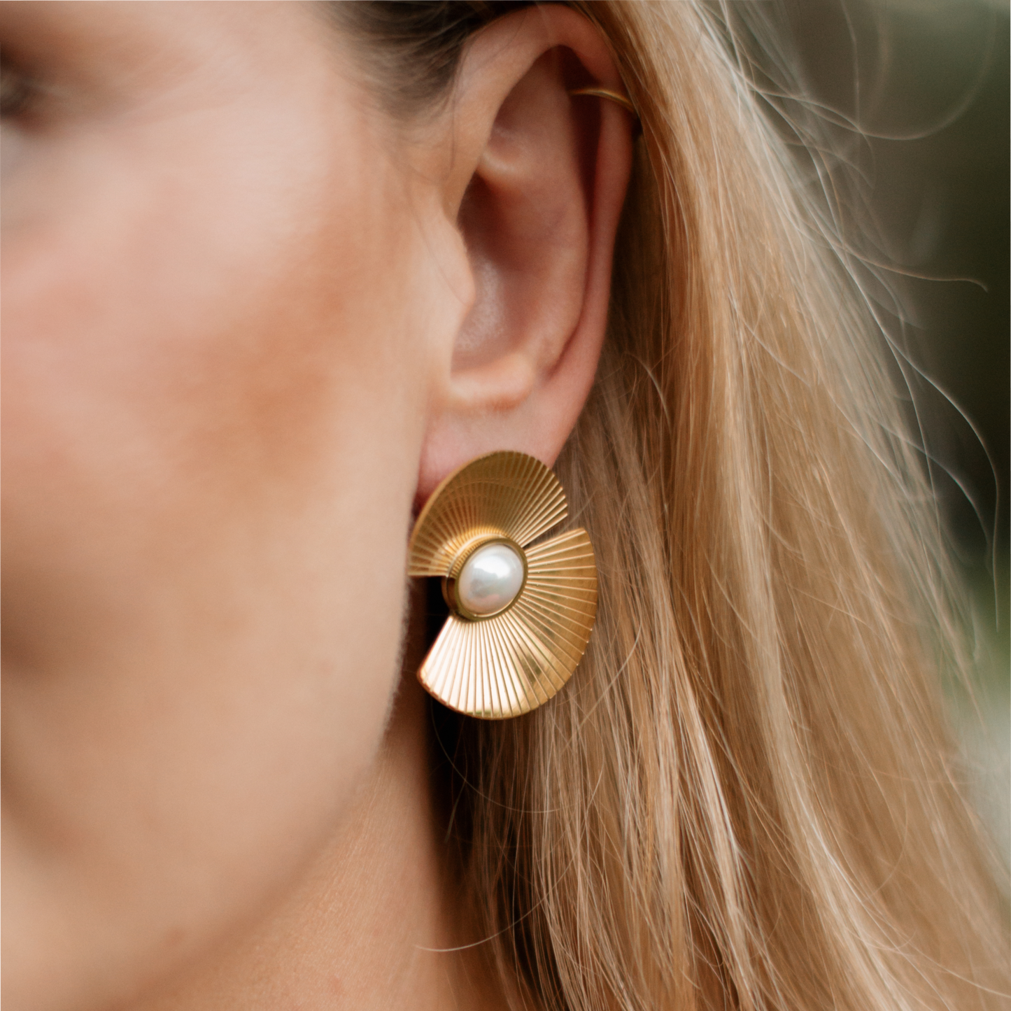 Ohrringe mit schimmernden Perlen