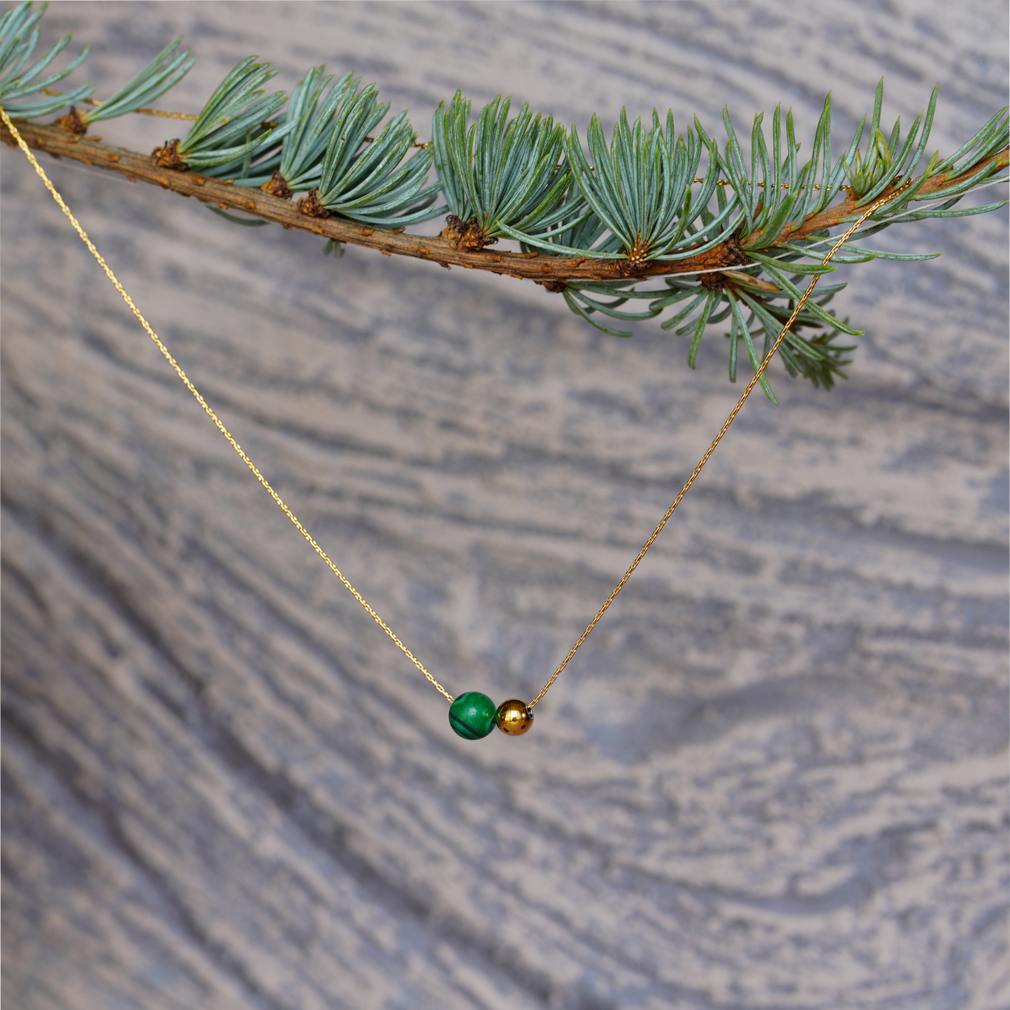 Zarte Halskette mit goldenem Plättchen & grünen Schmuckstein