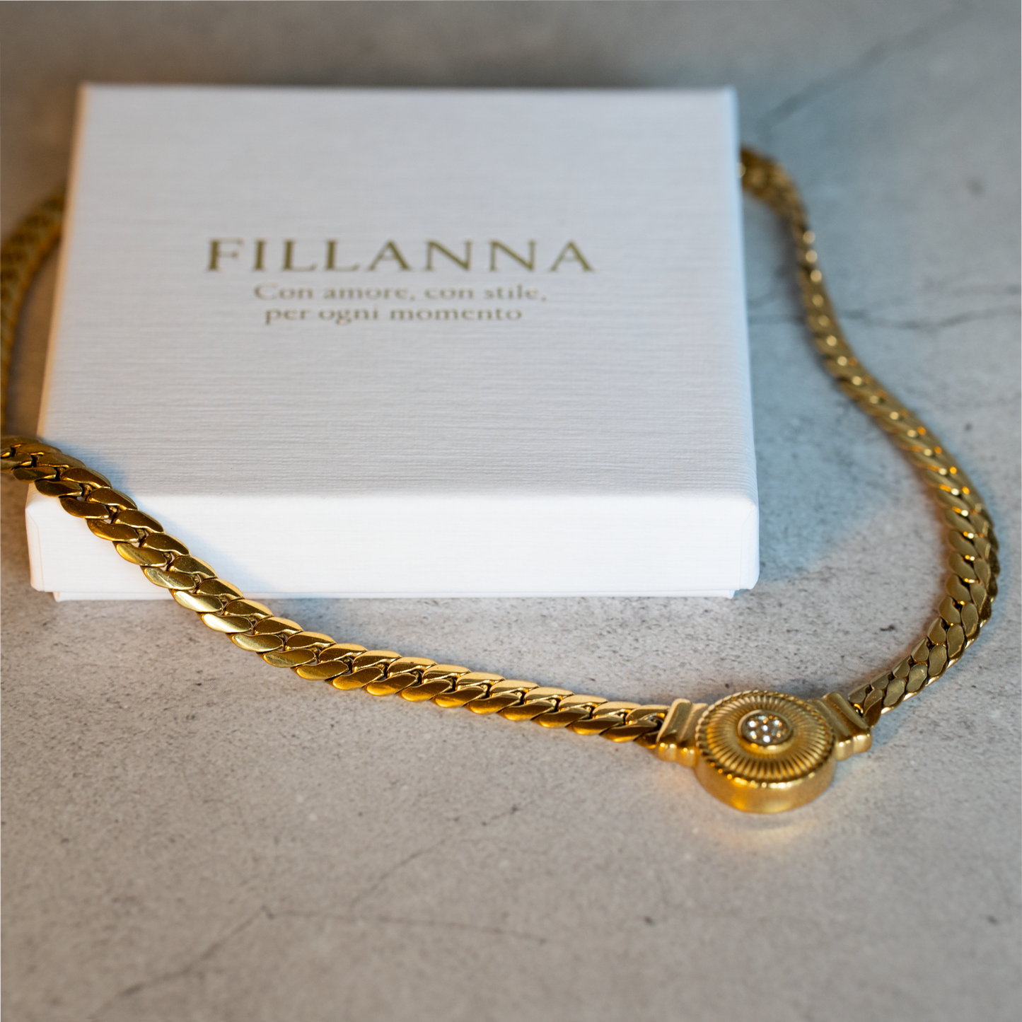 Stilvolle Halskette mit funkelnden Steinen