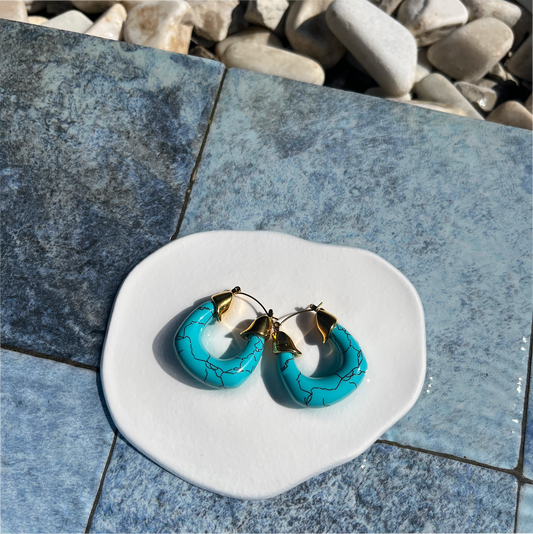 Türkis Creolen mit goldenen Kappen