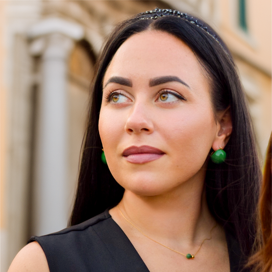 Zarte Halskette mit goldenem Plättchen & grünen Schmuckstein