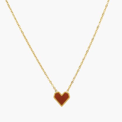 Zarte Halskette mit rotem Herzanhänger